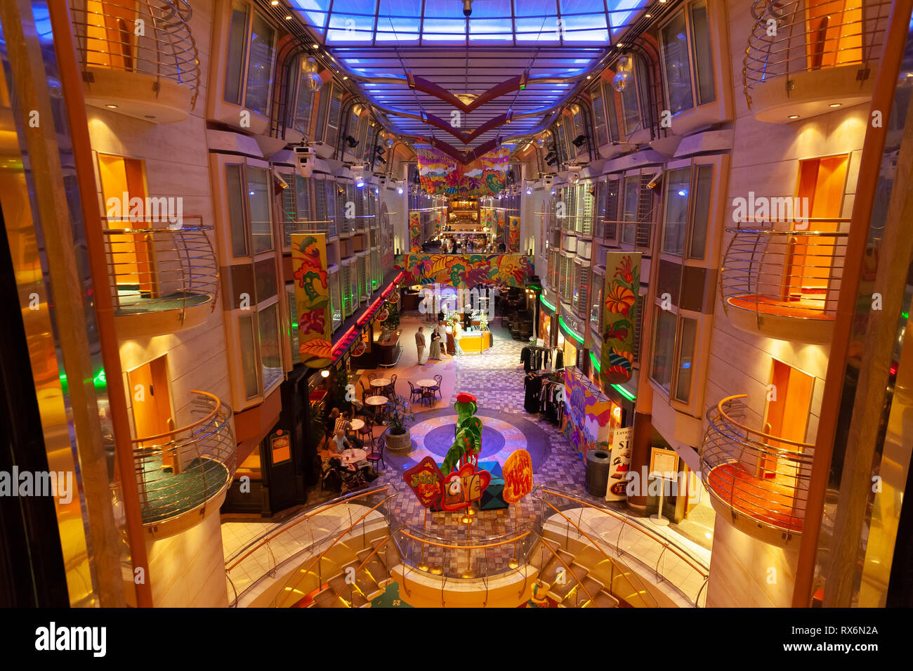 Indépendance de la Royal Caribbean Cruise Ship Mer intérieur et l'extérieur des photographies montrant le navire, les parties, les gens, l'environnement en mer et sur le port. Banque D'Images