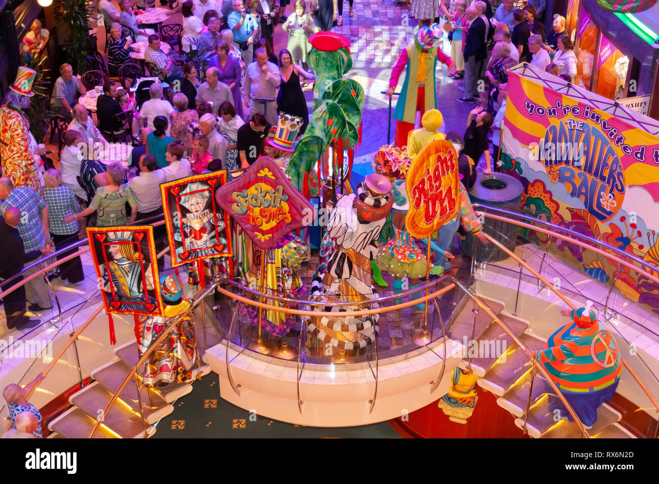 Indépendance de la Royal Caribbean Cruise Ship Mer intérieur et l'extérieur des photographies montrant le navire, les parties, les gens, l'environnement en mer et sur le port. Banque D'Images