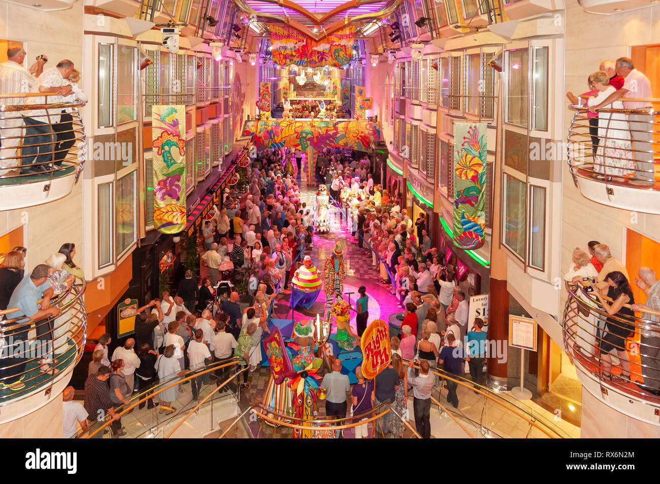 Indépendance de la Royal Caribbean Cruise Ship Mer intérieur et l'extérieur des photographies montrant le navire, les parties, les gens, l'environnement en mer et sur le port. Banque D'Images
