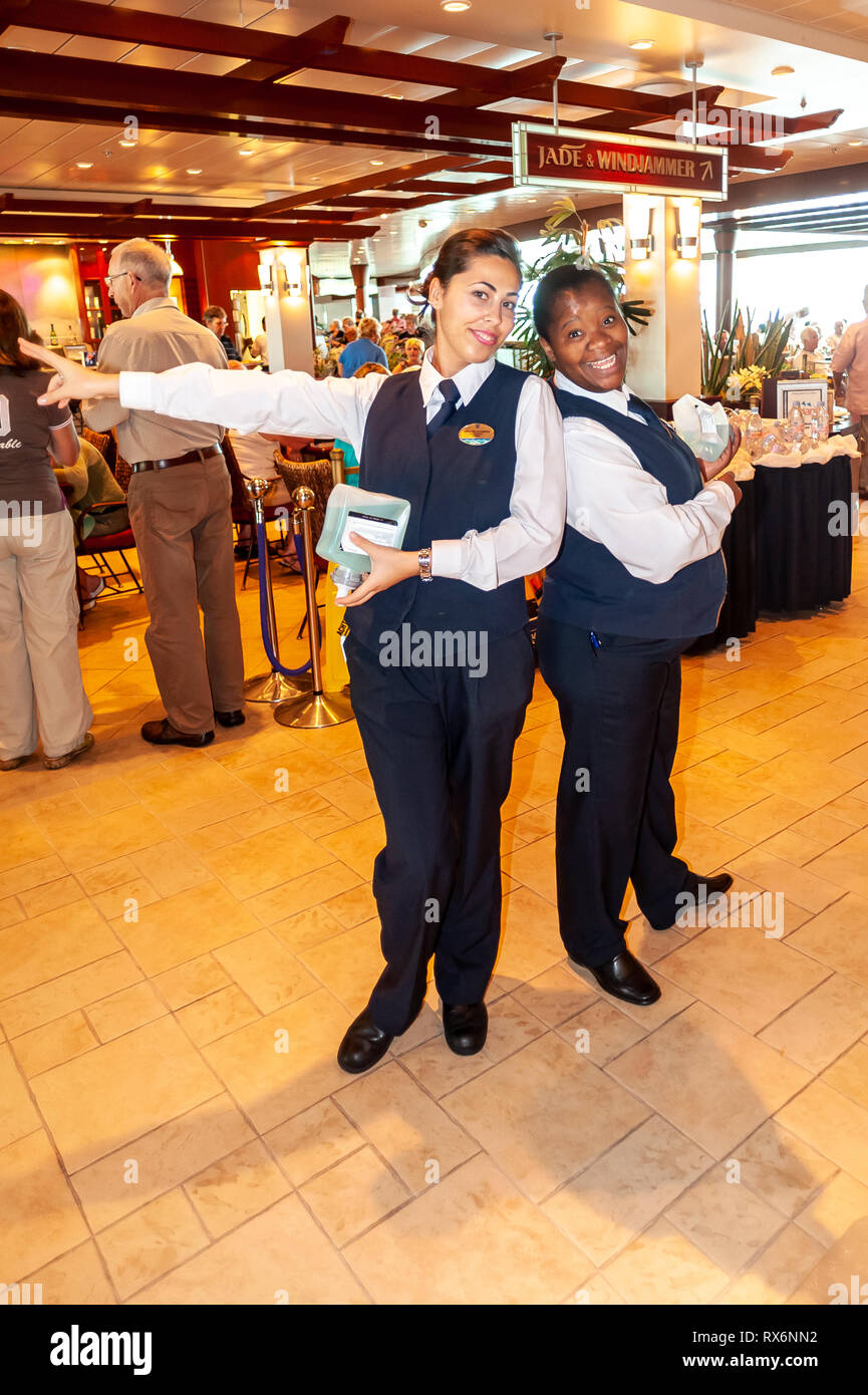 Indépendance de la Royal Caribbean Cruise Ship Mer intérieur et l'extérieur des photographies montrant le navire, les parties, les gens, l'environnement en mer et sur le port. Banque D'Images