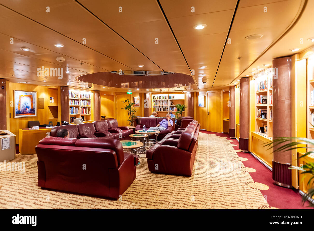 Indépendance de la Royal Caribbean Cruise Ship Mer intérieur et l'extérieur des photographies montrant le navire, les parties, les gens, l'environnement en mer et sur le port. Banque D'Images