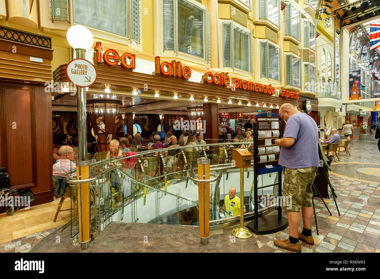 Indépendance de la Royal Caribbean Cruise Ship Mer intérieur et l'extérieur des photographies montrant le navire, les parties, les gens, l'environnement en mer et sur le port. Banque D'Images