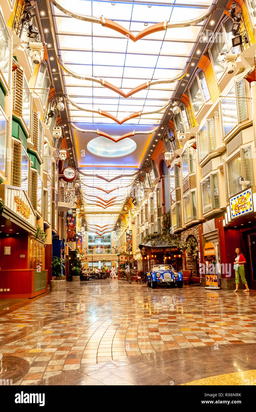 Indépendance de la Royal Caribbean Cruise Ship Mer intérieur et l'extérieur des photographies montrant le navire, les parties, les gens, l'environnement en mer et sur le port. Banque D'Images