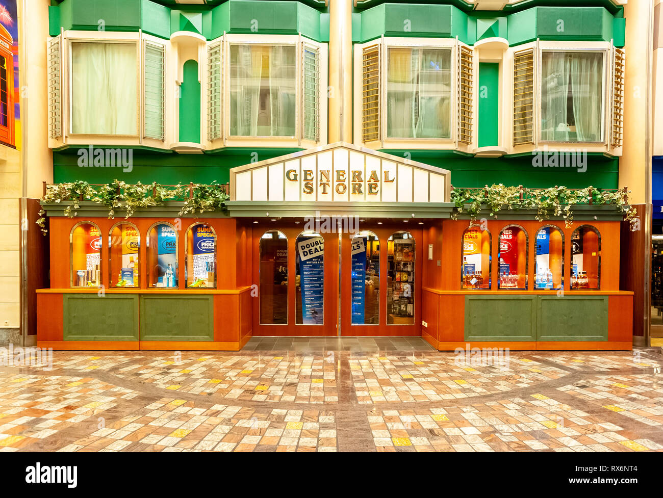 Indépendance de la Royal Caribbean Cruise Ship Mer intérieur et l'extérieur des photographies montrant le navire, les parties, les gens, l'environnement en mer et sur le port. Banque D'Images