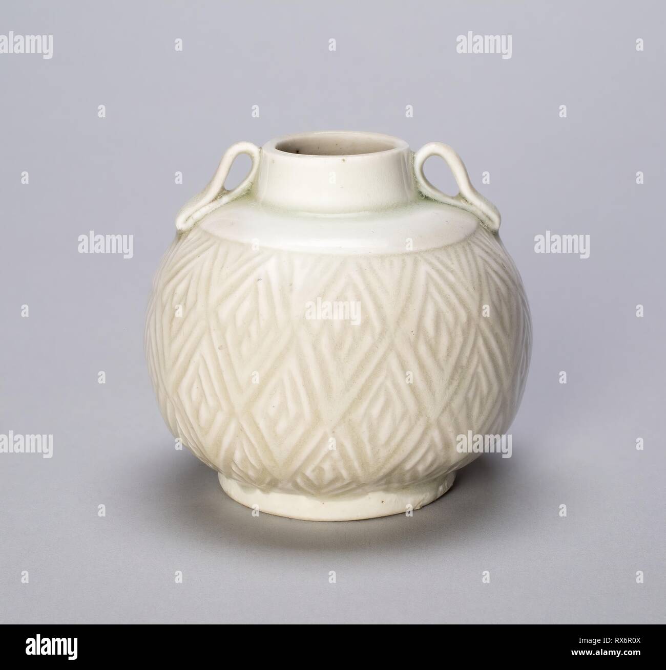 Loop-Handled globulaire pot avec motif de losange. La Chine. Date : AD-1099 900. Dimensions : H. 6,7 cm (2 11/16 po.) ; diam. 7,5 cm (3 in.). Ding-type ware ; porcelaine avec décor sculpté sous glaçure. Origine : Chine. Musée : le Chicago Art Institute. Banque D'Images