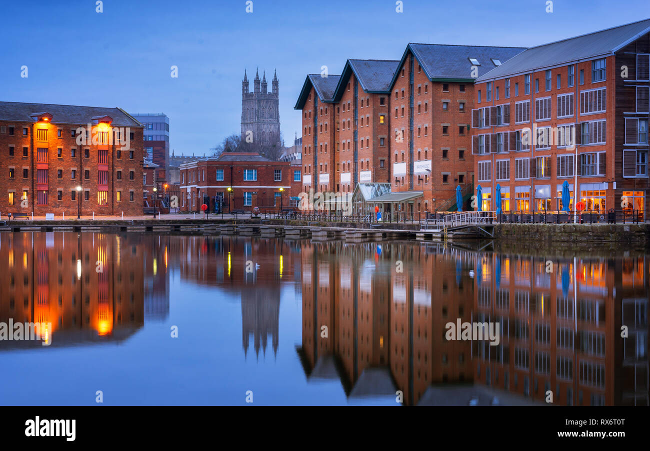 La cathédrale de Gloucester Docks et reflétée dans le quai sur la netteté au crépuscule Banque D'Images