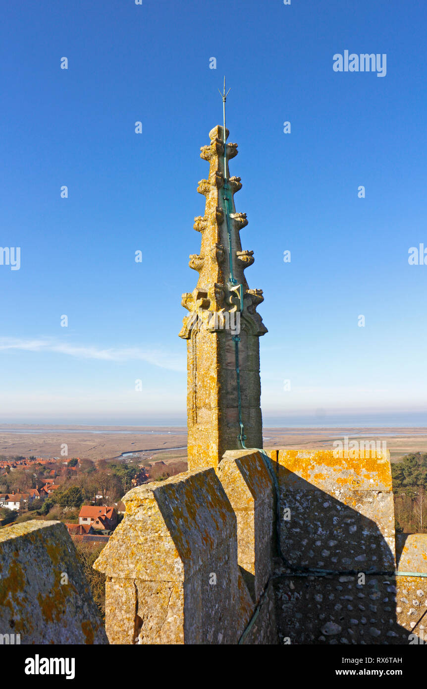 Un pinacle sur la haute tour de l'église paroissiale de St Nicholas à Blakeney, Norfolk, Angleterre, Royaume-Uni, Europe. Banque D'Images