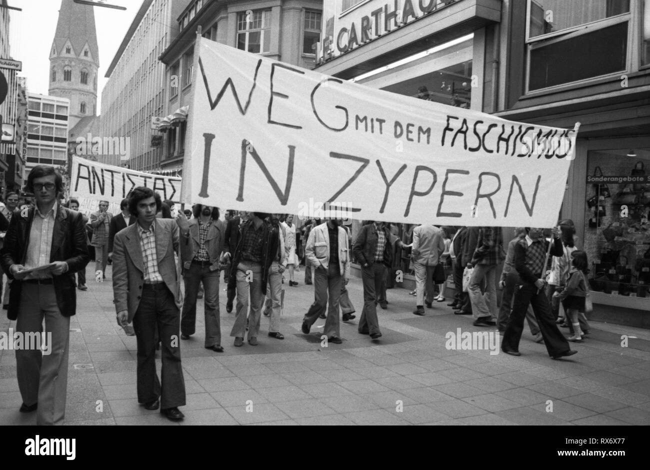 Les élèves de l'Association des sociétés d'étudiants allemands (VDS) a appelé à une manifestation le 19 juillet 1974 à Bonn à l'occupation du nord de l'île Méditerranéenne de Chypre par les forces armées turques. Dans le monde d'utilisation | Banque D'Images