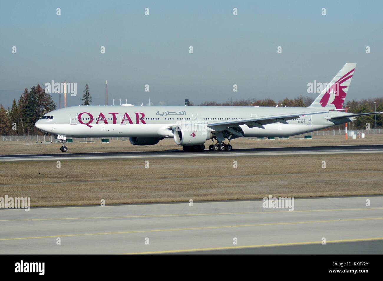 Un Boeing 777-3DZ de la compagnie aérienne Oman Qatar a tout juste de se poser sur la piste nord-ouest de l'aéroport de Frankfurt Rhine-Main. Dans le monde d'utilisation | Banque D'Images