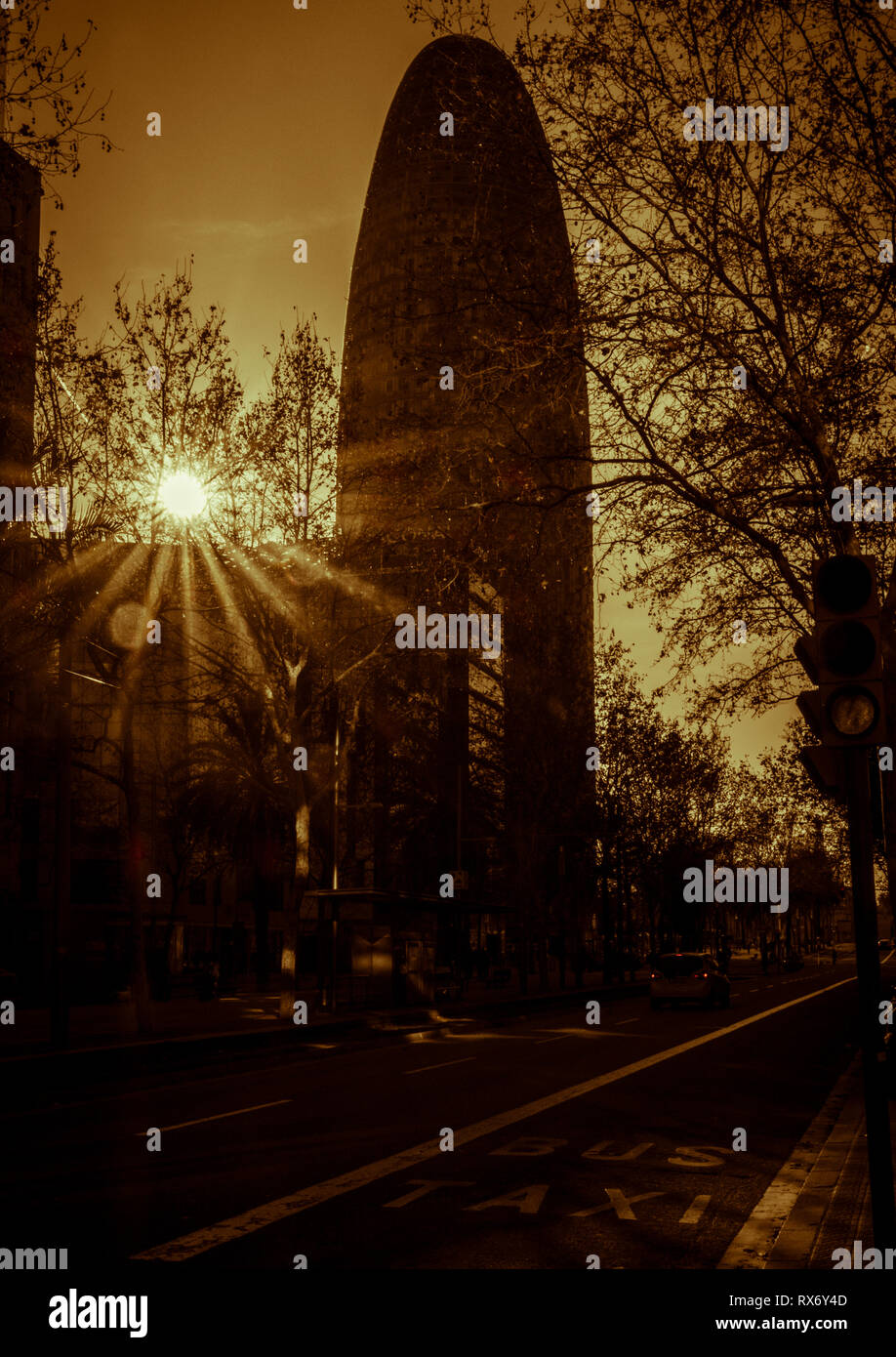 Image de ton Split Torre gloires, anciennement connu sous le nom de Torre Agbar, sur l'Avenida Diagonal avec la solarisation et lens flare, Barcelone, Catalogne, Espagne Banque D'Images