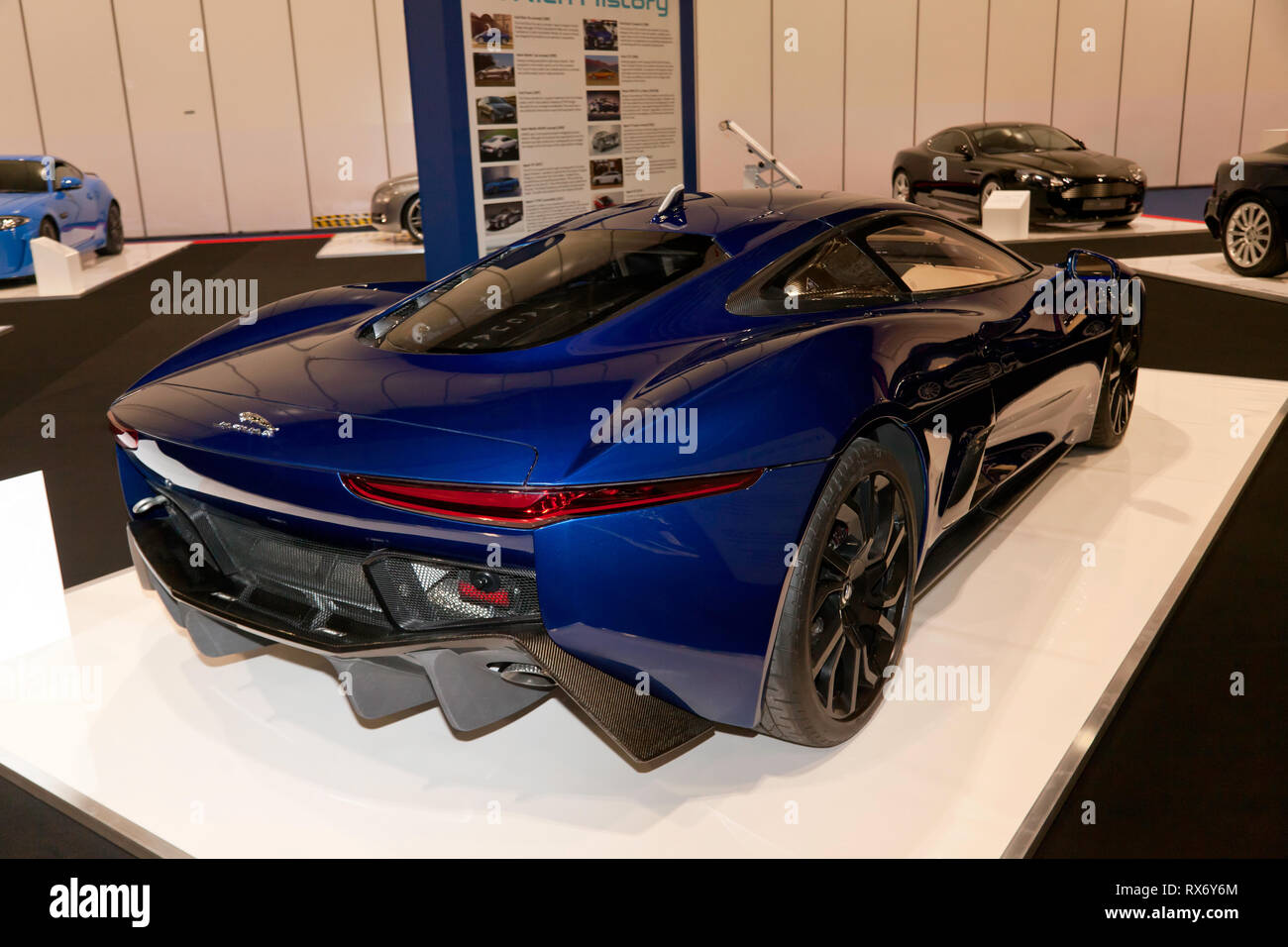 Trois-quart vue arrière d'une Jaguar C-X75 hybrides-électriques, 2 places, concept car produite par Jaguar Cars en partenariat avec l'équipe de Formule 1 Williams Banque D'Images