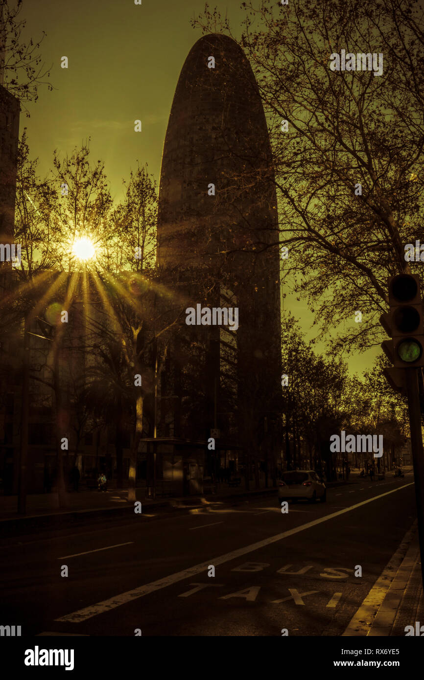 Image de ton Split Torre gloires, anciennement connu sous le nom de Torre Agbar, sur l'Avenida Diagonal avec la solarisation et lens flare, Barcelone, Catalogne, Espagne, Euro Banque D'Images