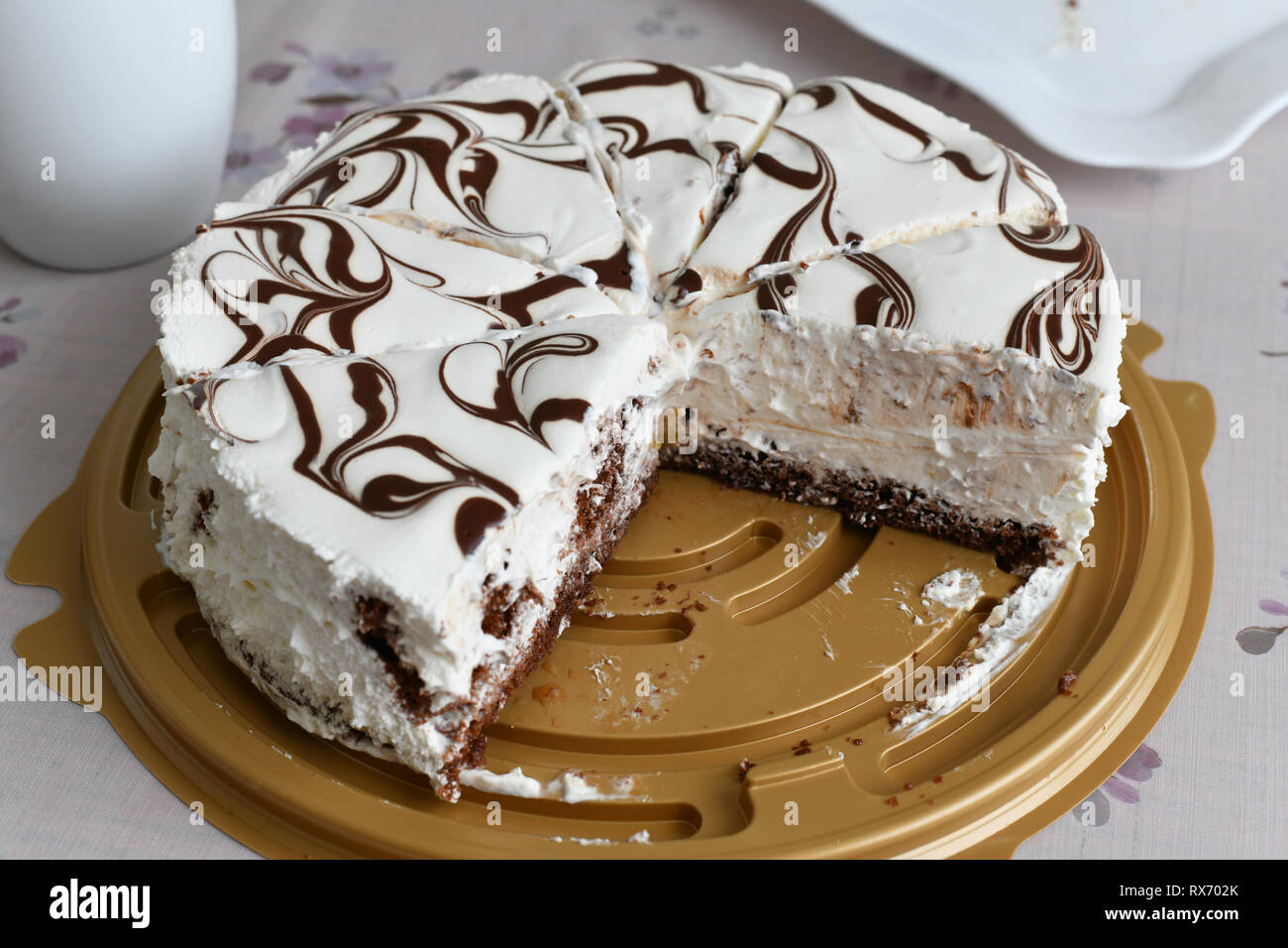 Couper en morceaux yaourt gâteau avec un chocolat Banque D'Images