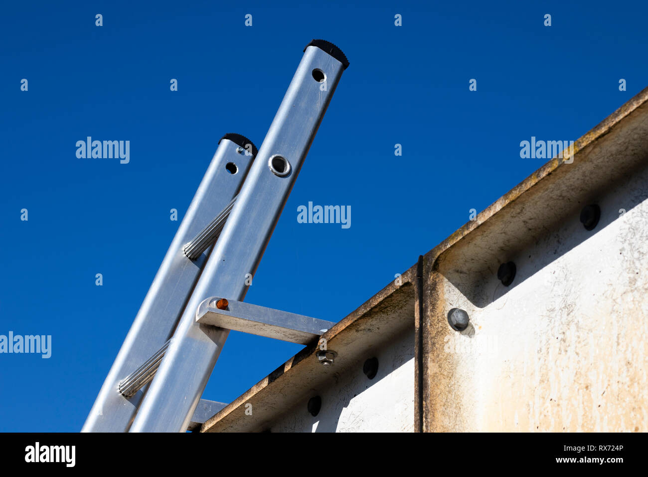 Échelle en aluminium solidement fixé en haut de la structure d'acier pour se conformer aux règlements sur la santé et la sécurité au Royaume-Uni Banque D'Images
