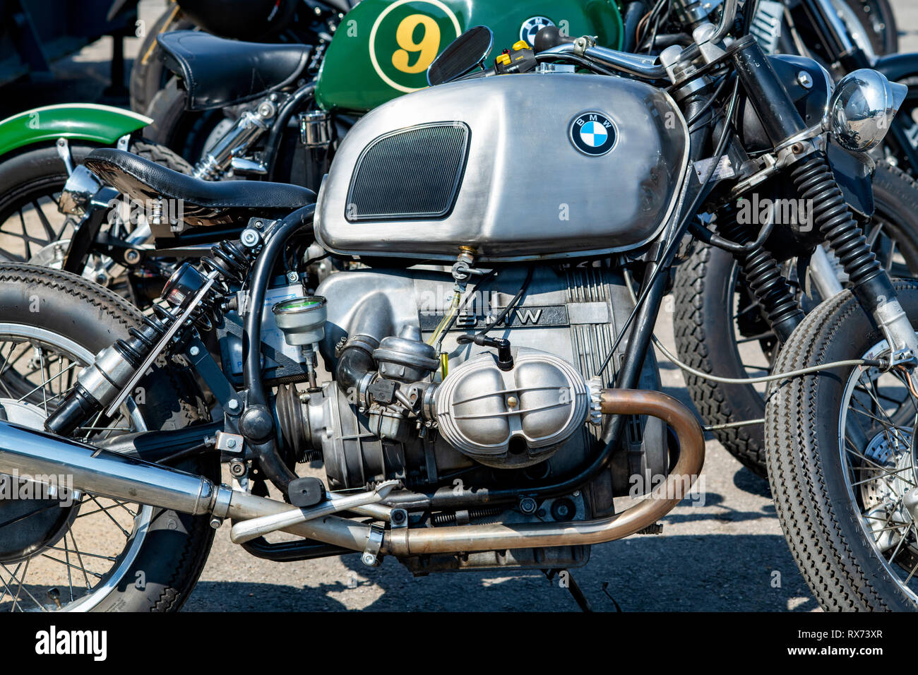 Custom BMW cafe racer bobber motos. Brooklands, Weybridge, Surrey, Angleterre Banque D'Images