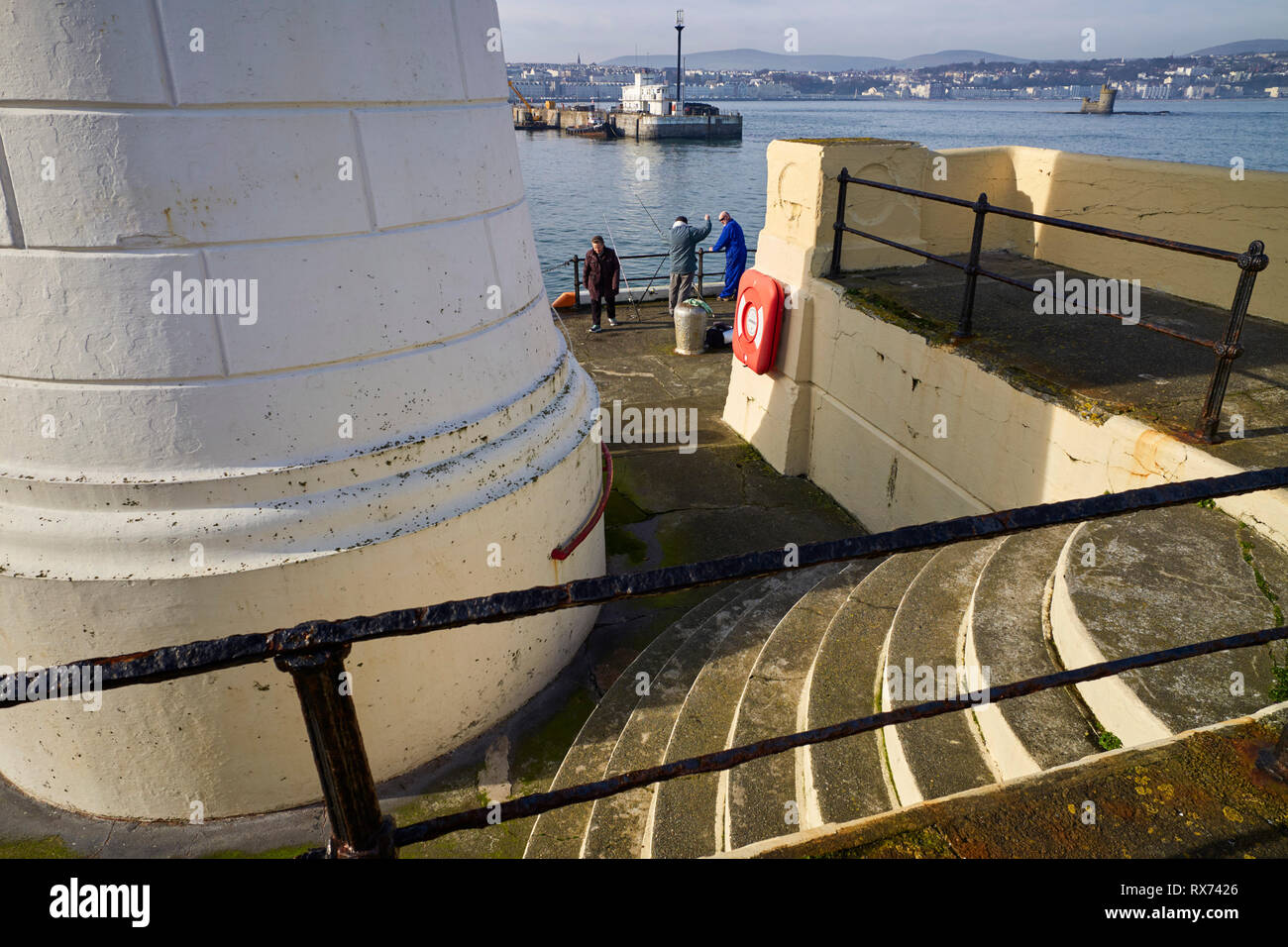 Les retraités âgés de pêche à la fin de la jetée de Port Douglas Banque D'Images