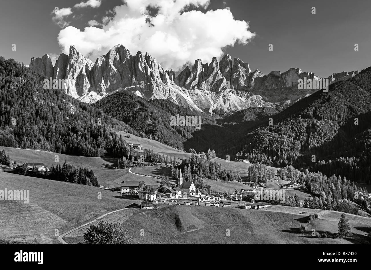 Célèbre village alpin place Santa Maddalena avec magical Dolomites montagnes en arrière-plan, Val di Funes, vallée de la région Trentin-Haut-Adige, Italie Banque D'Images