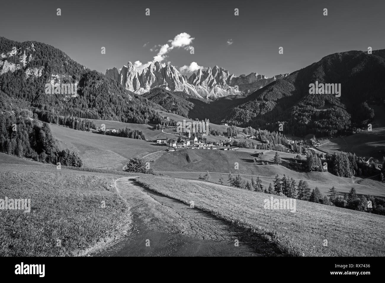 Célèbre village alpin place Santa Maddalena avec magical Dolomites montagnes en arrière-plan, Val di Funes, vallée de la région Trentin-Haut-Adige, Italie Banque D'Images