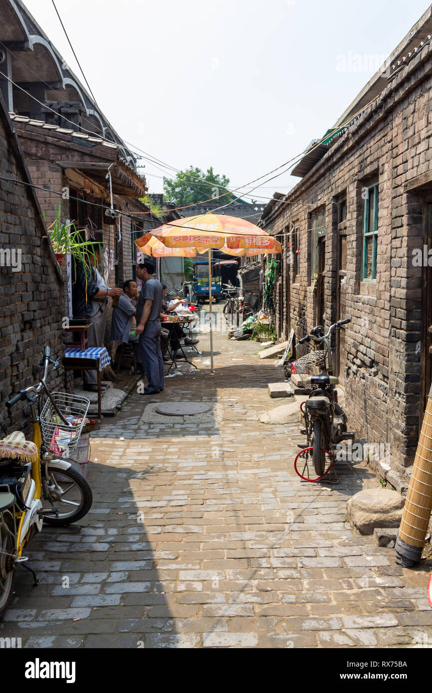 Août 2013 - Pingyao, Shanxi, China - scènes de la vie quotidienne dans une des petites rues de Pingyao ancient city. Pingyao est un site classé au Patrimoine mondial Banque D'Images