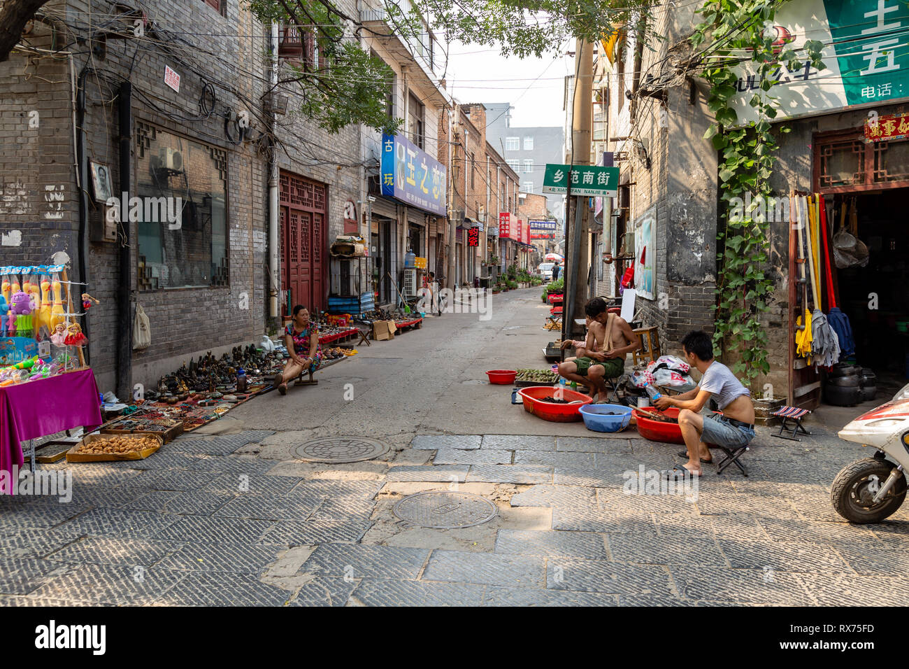 Juillet 2016 - Luoyang, Chine - la petite rue qui traverse l'ancienne ville de Luoyang, plein de signes de magasins vendant de l'art et toutes sortes de choses. Banque D'Images