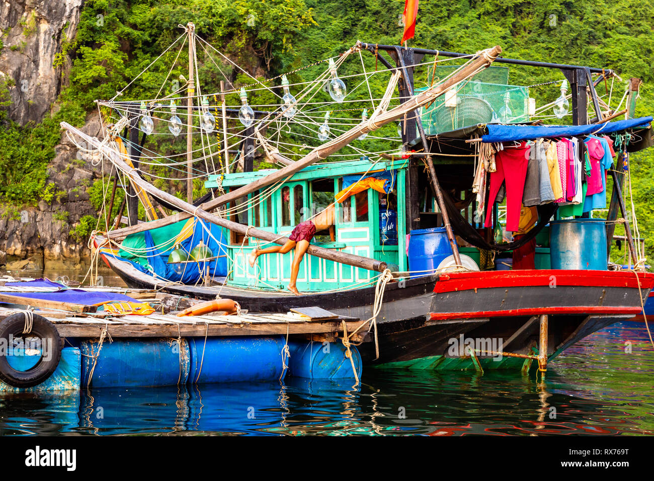 Aug 2016, Halong Bay, Vietnam. Bateaux de pêcheurs dans la baie d'Halong. Situé dans le golfe du Tonkin, la baie d'Halong est un UNESCO World Heritage Site, célèbre pour son ka Banque D'Images