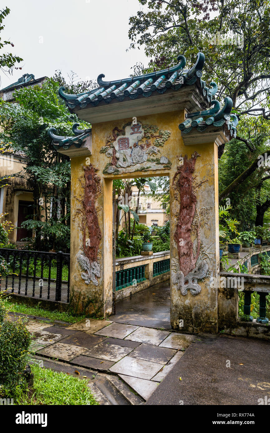 Juillet 2017, Kaiping, Chine. Arche sculptée dans Li jardin Kaiping Diaolou complexe, près de Guangzhou. Construite par de riches Chinois d'outre-mer, ces maisons sont une famille Banque D'Images
