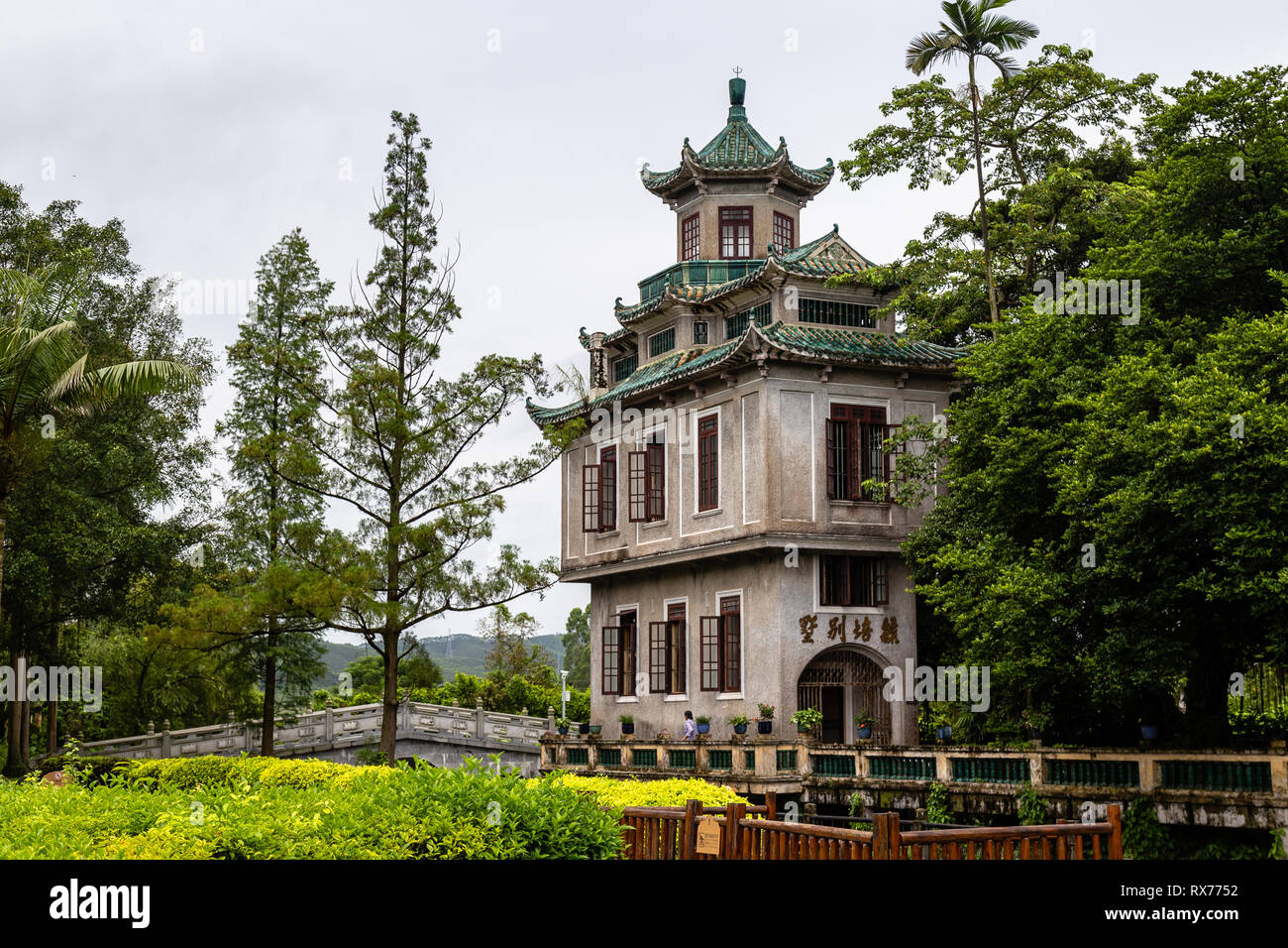 Juillet 2017, Kaiping, Chine. Villa Yupei à Kaiping Diaolou Li un jardin, près de Guangzhou. Construite par de riches Chinois d'outre-mer, ces maisons sont une famille Banque D'Images