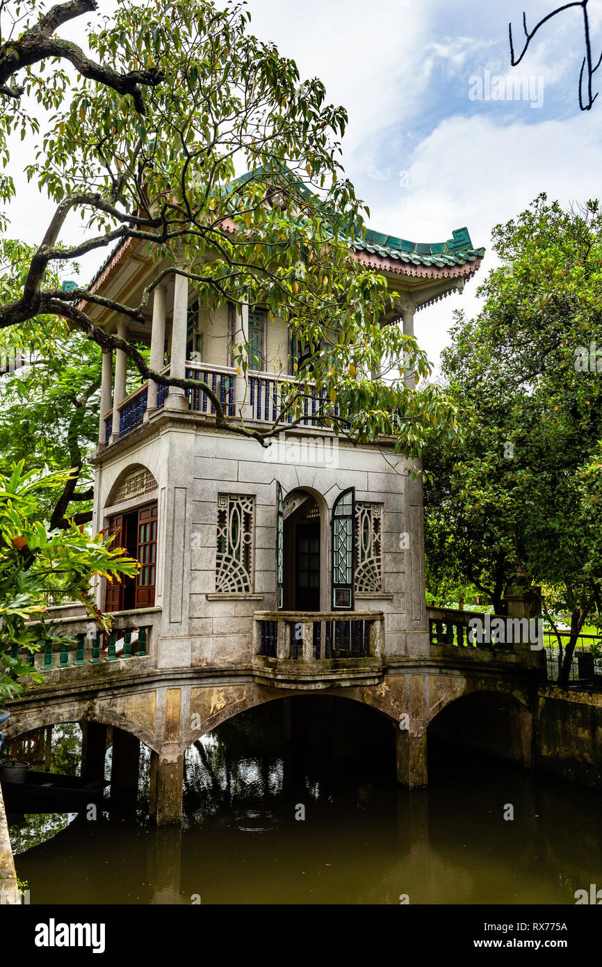 Juillet 2017, Kaiping, Chine. Wanxiangting Pavilion à Kaiping Diaolou Li un jardin, près de Guangzhou. Construite par de riches Chinois d'outre-mer, sont un diaolou u Banque D'Images