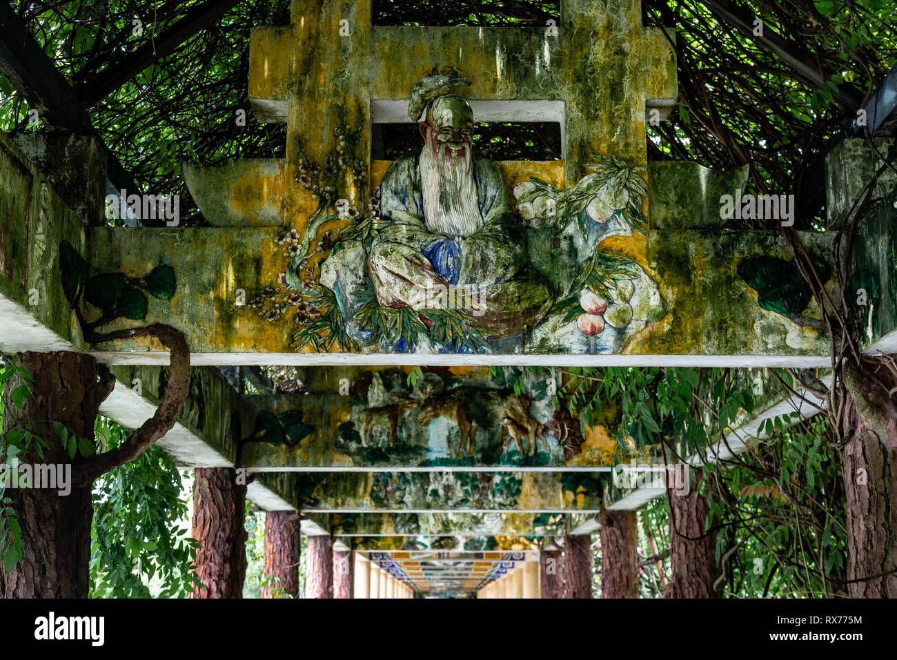 Juillet 2017, Kaiping, Chine. Arcade couverte en Kaiping Diaolou Li jardin complexe avec de belles sculptures de style chinois. Diaolous sont un UNESCO World Heri Banque D'Images