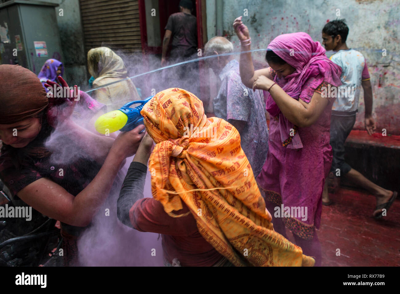 Un groupe de jeunes s'amuser de jeter de l'eau et les poudres de couleur au cours de leur participation à la fête de Holi. Banque D'Images