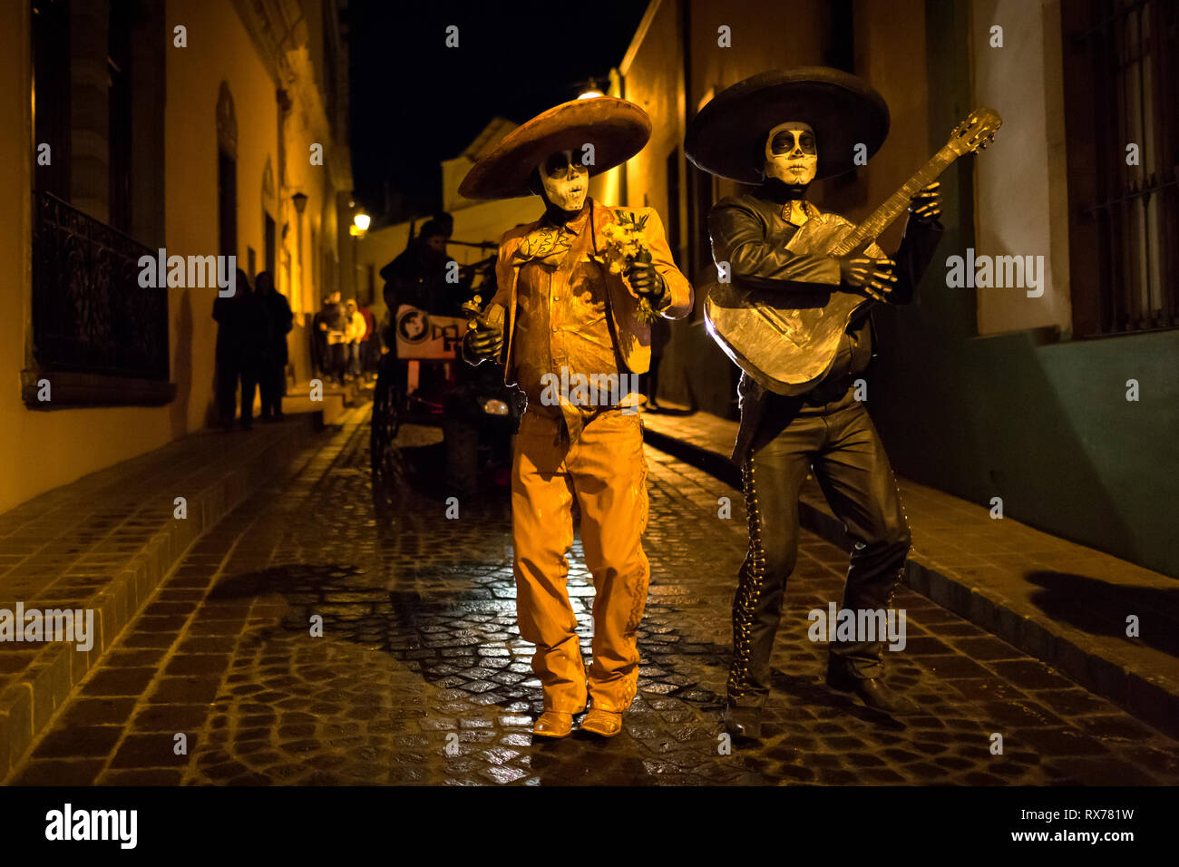 Deux mimes habillés de charros effectuer dans les rues de Guanajuato durant la célébration du Jour des Morts. Banque D'Images