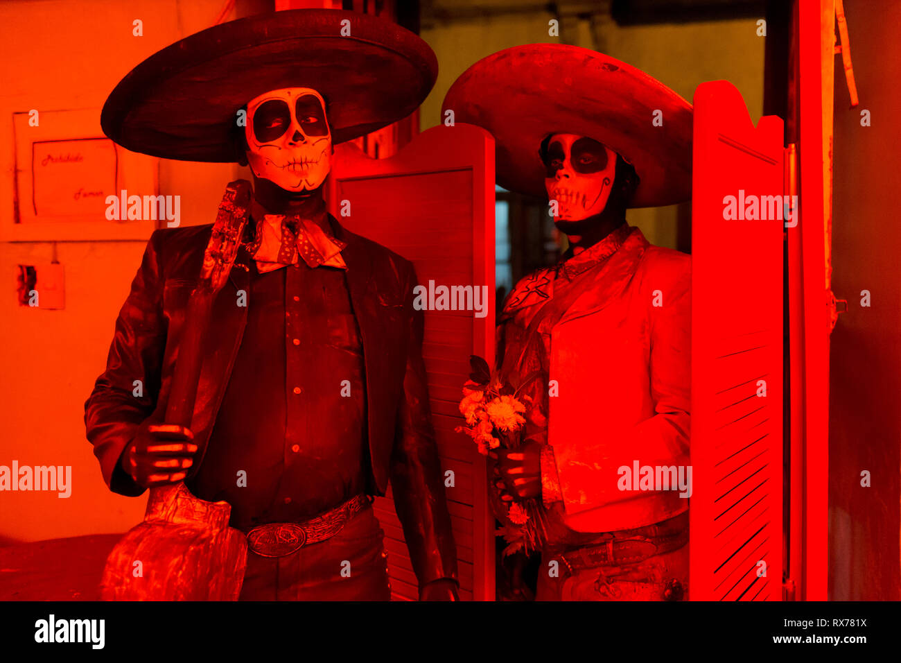 Deux mimes habillés de charros effectuer dans les rues de Guanajuato durant la célébration du Jour des Morts. Banque D'Images