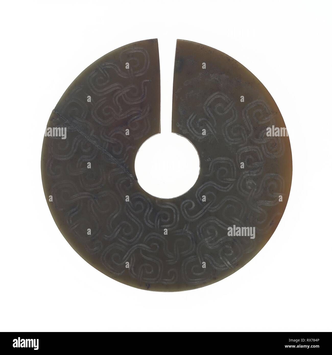 Disque fendu (jue). La Chine. Date : 700 BC-600 BC. Dimensions : diam. 5.2 cm (2 1/16 in.) ; épaisseur : 0,2 cm (1/16 po.). Jade. Origine : Chine. Musée : le Chicago Art Institute. Banque D'Images