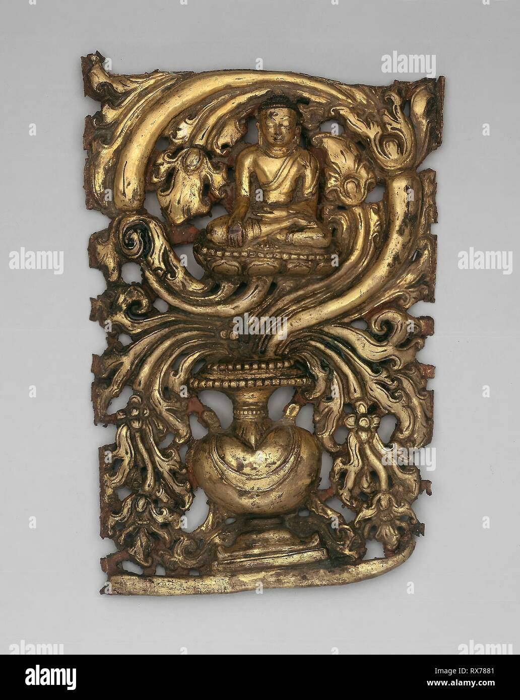 Akshobhya Bouddha transcendant et de Navires débordant de feuillage (Purnagata). Le sud du Tibet ou du Népal. Date : 1401-1600. Dimensions : 19,8 x 13,1 x 2,6 cm (7 13/16 x 5 3/16 x 1 1/16 in.). Cuivre Doré a travaillé en repousse. Origine : le Tibet. Musée : le Chicago Art Institute. Banque D'Images