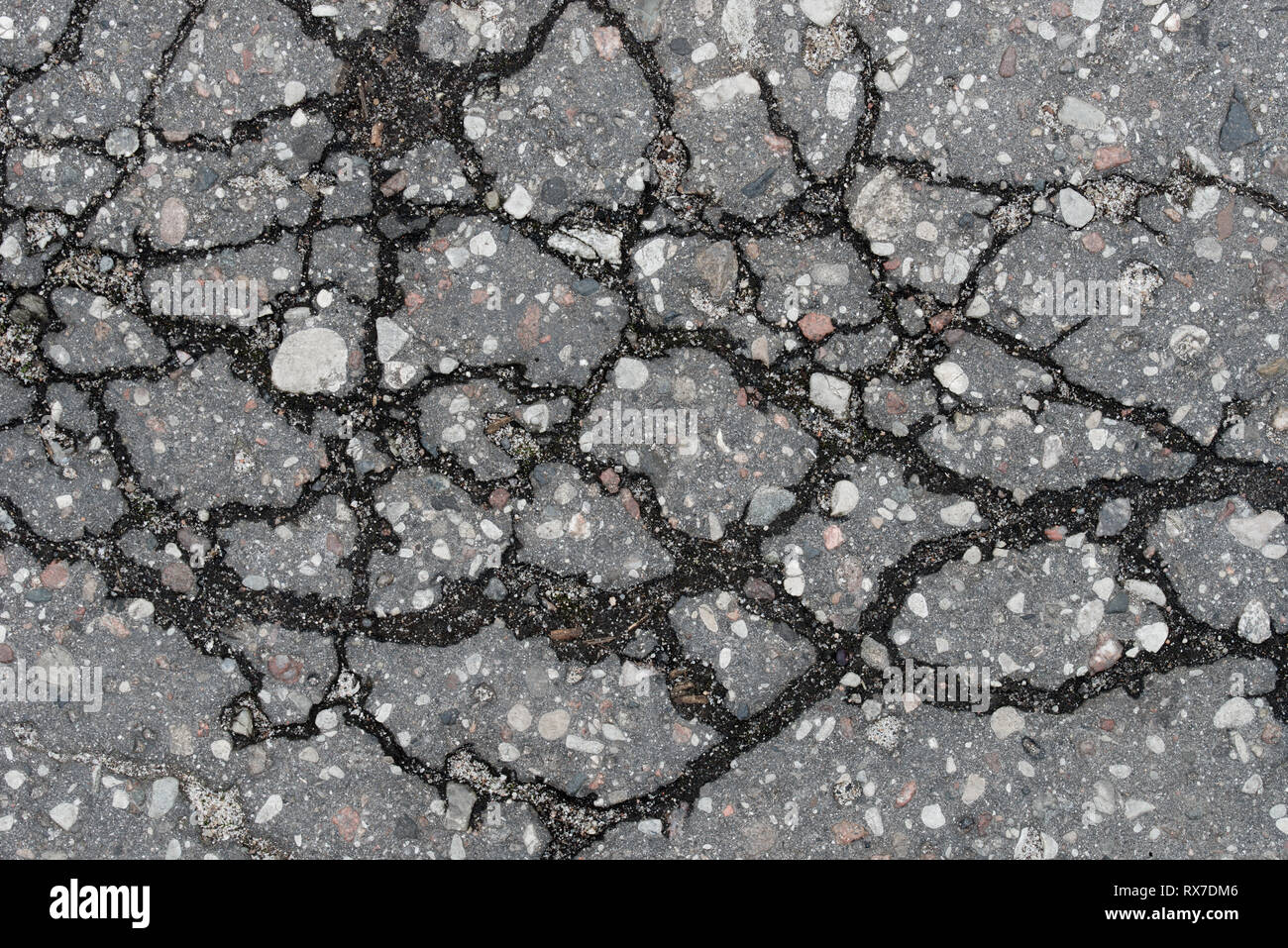Texture de fond d'asphalte fissurée sombre Banque D'Images