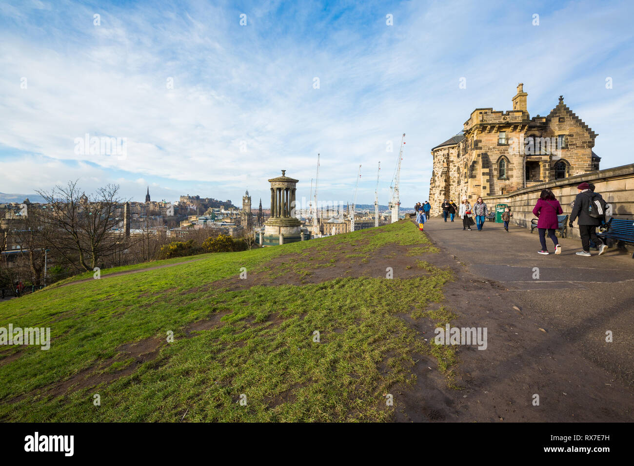 Édimbourg, Écosse - 9 février 2019 - Calton Hill se trouve au bas de la nouvelle ville. Sur la colline a plusieurs monuments historiques Banque D'Images