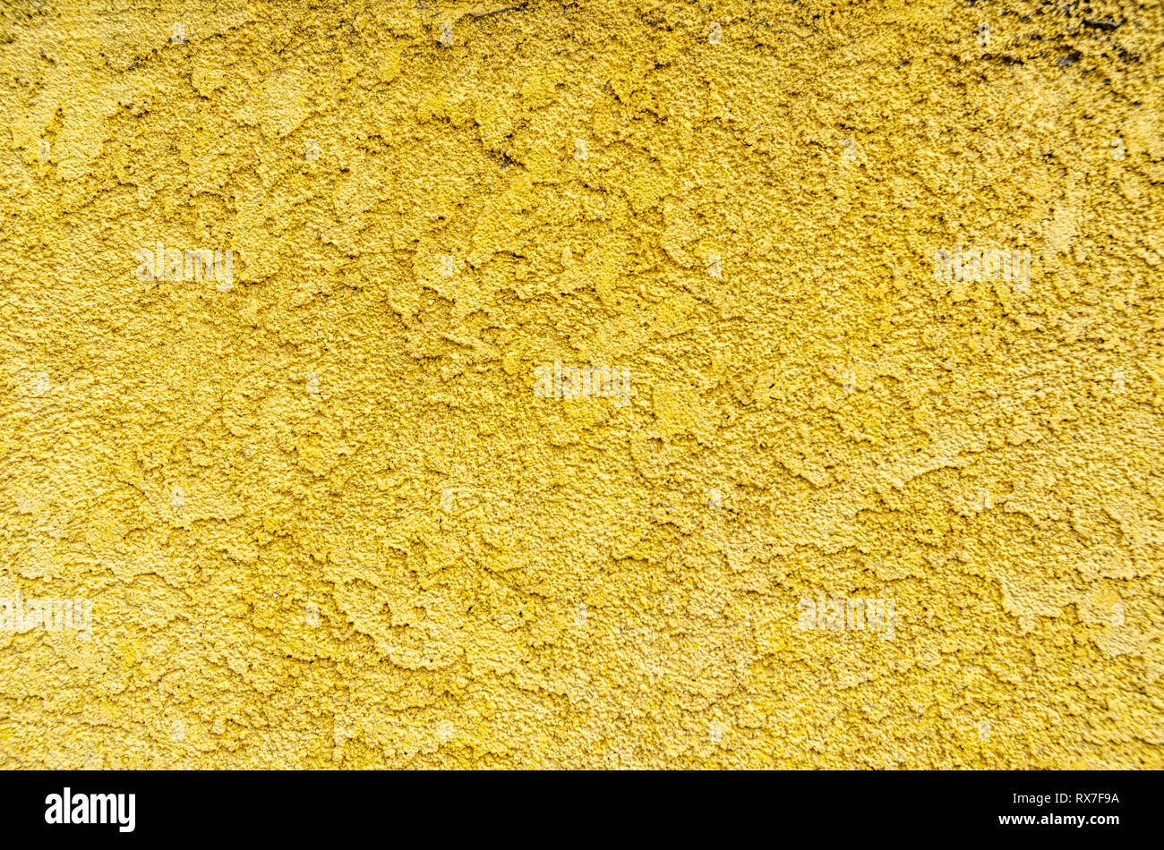 Un gros plan d'un mur en stuc jaune. Banque D'Images