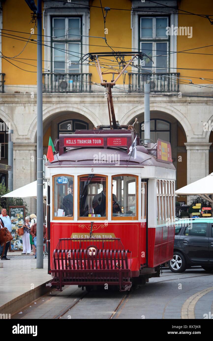 Lisbonne, Portugal - 4 juin 2018 : le trajet en tramway rouge tour à Praca Comercio square à Lisbonne, Portugal. Le réseau de tramway de Lisbonne remonte à 1873 Banque D'Images