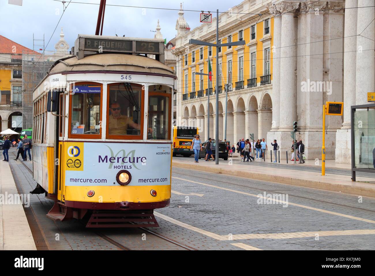 Lisbonne, Portugal - 4 juin 2018 : le trajet en tramway jaune à Praca Comercio square à Lisbonne, Portugal. Le réseau de tramway de Lisbonne remonte à 1873, un Banque D'Images