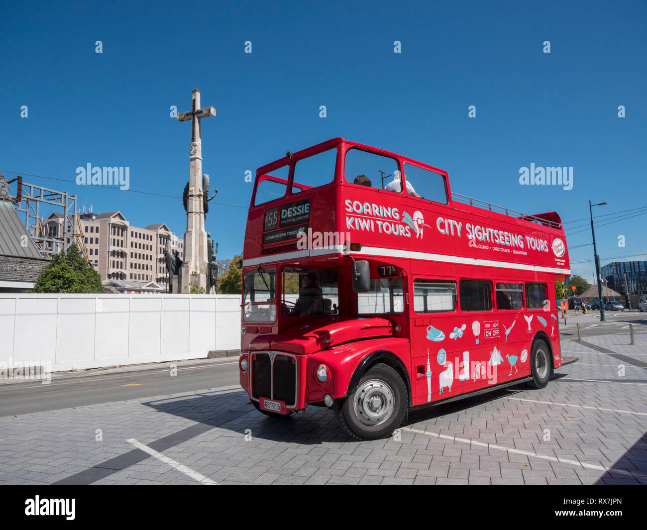 Un bus à impériale rouge utilisé pour des visites guidées à Christchurch Nouvelle Zélande pour les passagers en attente en attente Banque D'Images