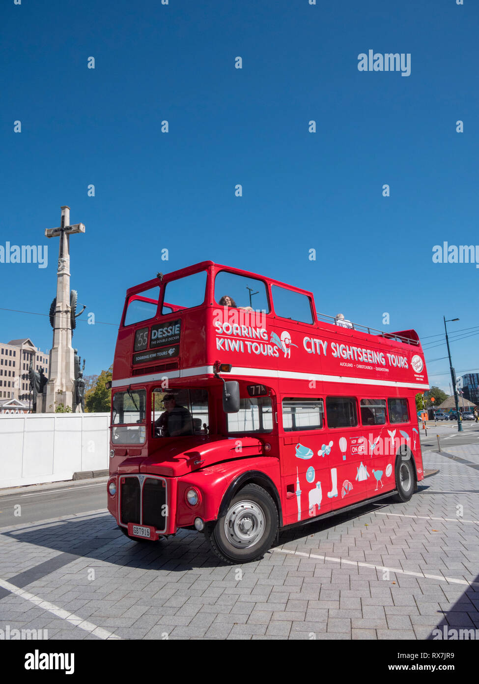 Un bus à impériale rouge utilisé pour des visites guidées à Christchurch Nouvelle Zélande pour les passagers en attente en attente Banque D'Images