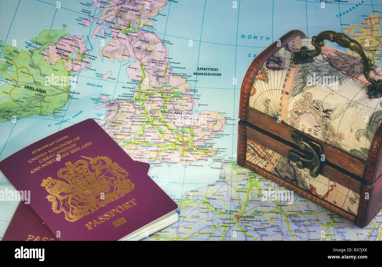 Carte De L Europe Montrant Le Royaume Uni Angleterre Irlande France Un Passeport Britannique Et Un Representant De La Poitrine Voyage Brexit Photo Stock Alamy