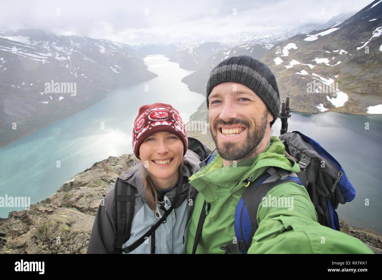 Couple - touristes selfies en Norvège. Sentier de randonnée pédestre en Bessegen Parc national de Jotunheimen. Banque D'Images