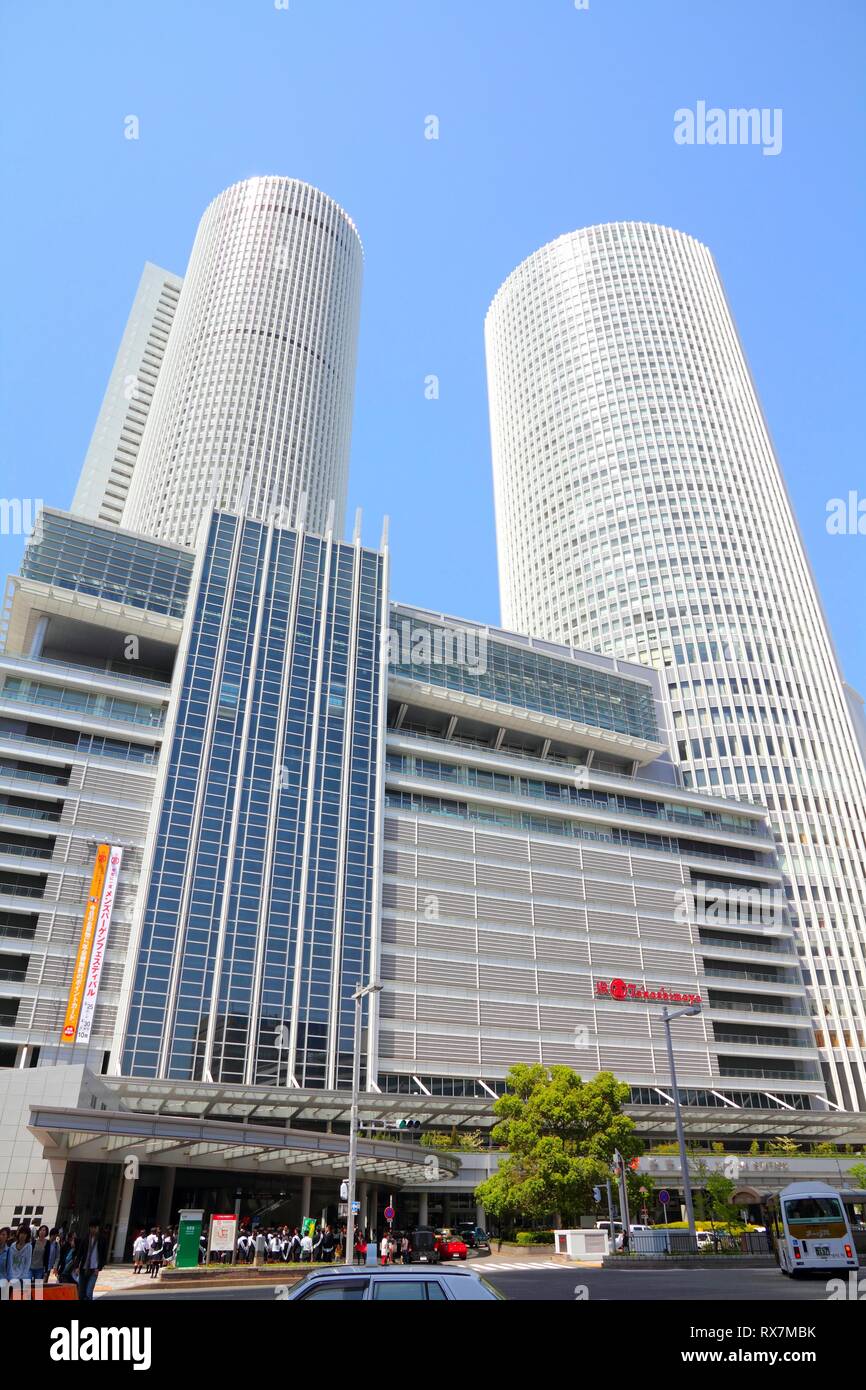 NAGOYA, JAPON - 28 avril : JR Central Towers, Marriott et bâtiments Takashimaya le 28 avril 2012 à Nagoya, au Japon. La gare de Nagoya est la plus grande stat Banque D'Images