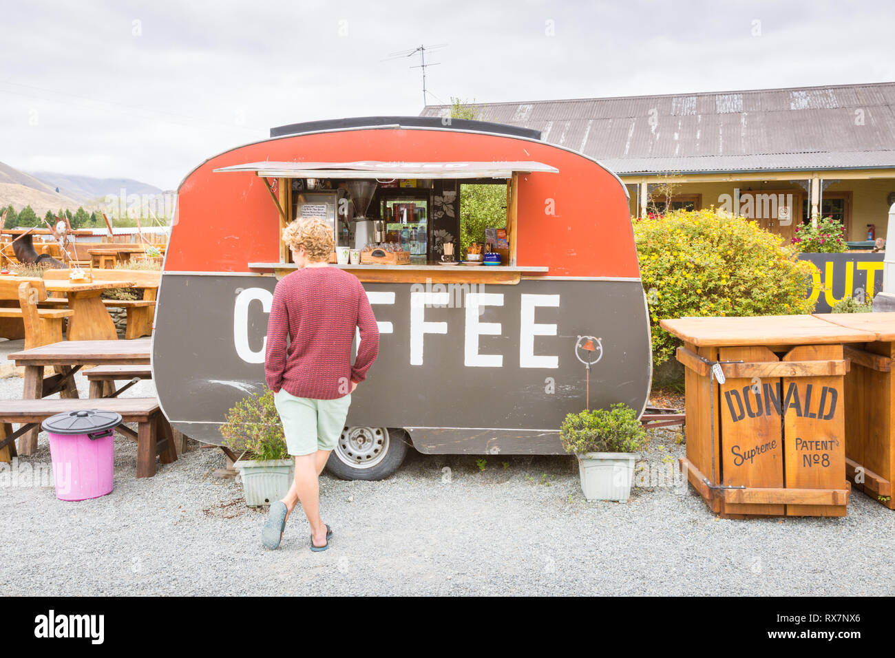Jeune homme d'acheter une caravane de café transformé, Nouvelle-Zélande Banque D'Images