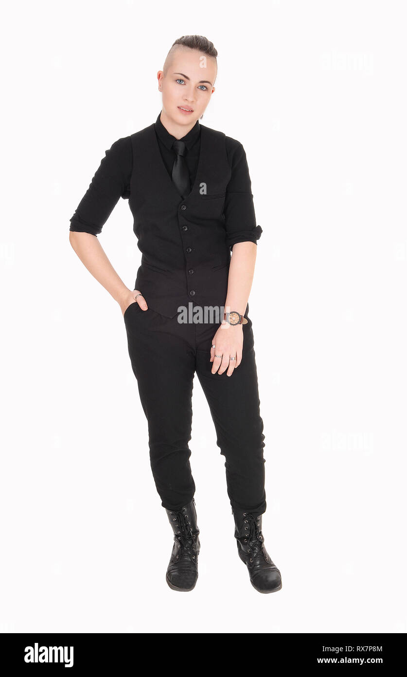 Une belle jeune femme debout dans une chemise noire et un pantalon et une cravate  noire, une main dans sa poche, isolée pour fond blanc Photo Stock - Alamy