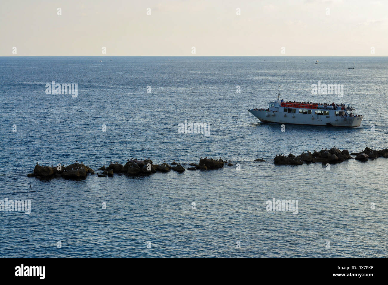 Bateau solitaire sur bleu mer de Ligurie en Italie. Copie de texte Banque D'Images