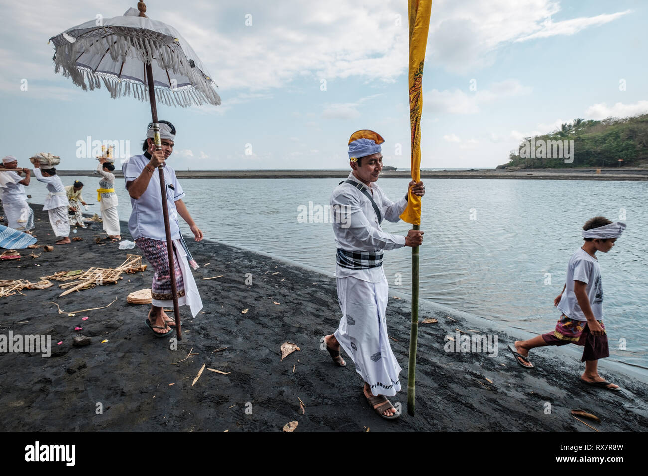 Cérémonie religieuse balinaise beach, Tabanan, Bail, Indonésie Banque D'Images
