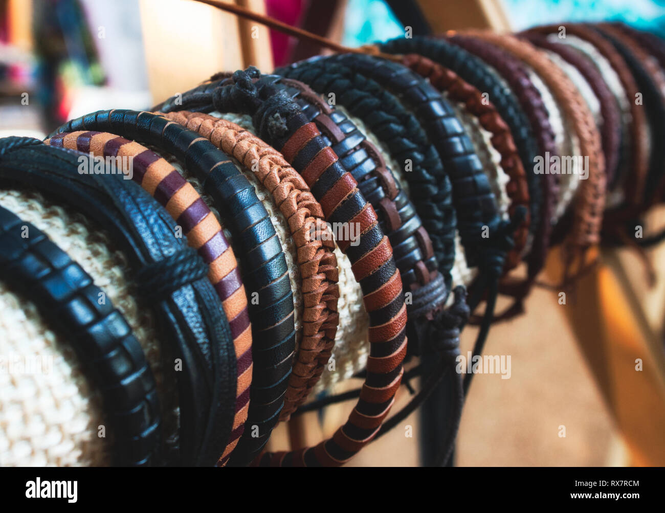 Assortiment de bracelets en cuir véritable fait main sur l'affichage pour la vente Banque D'Images