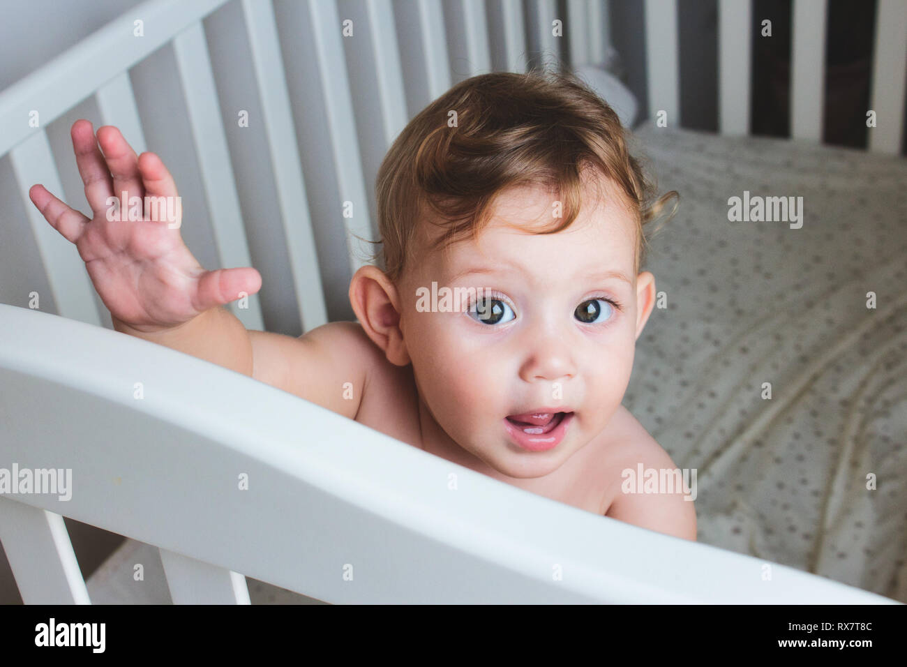 Mignon Bebe Avec Des Cheveux Blonds Debout Dans Un Berceau A La Forme Et A L Appareil Photo Photo Stock Alamy